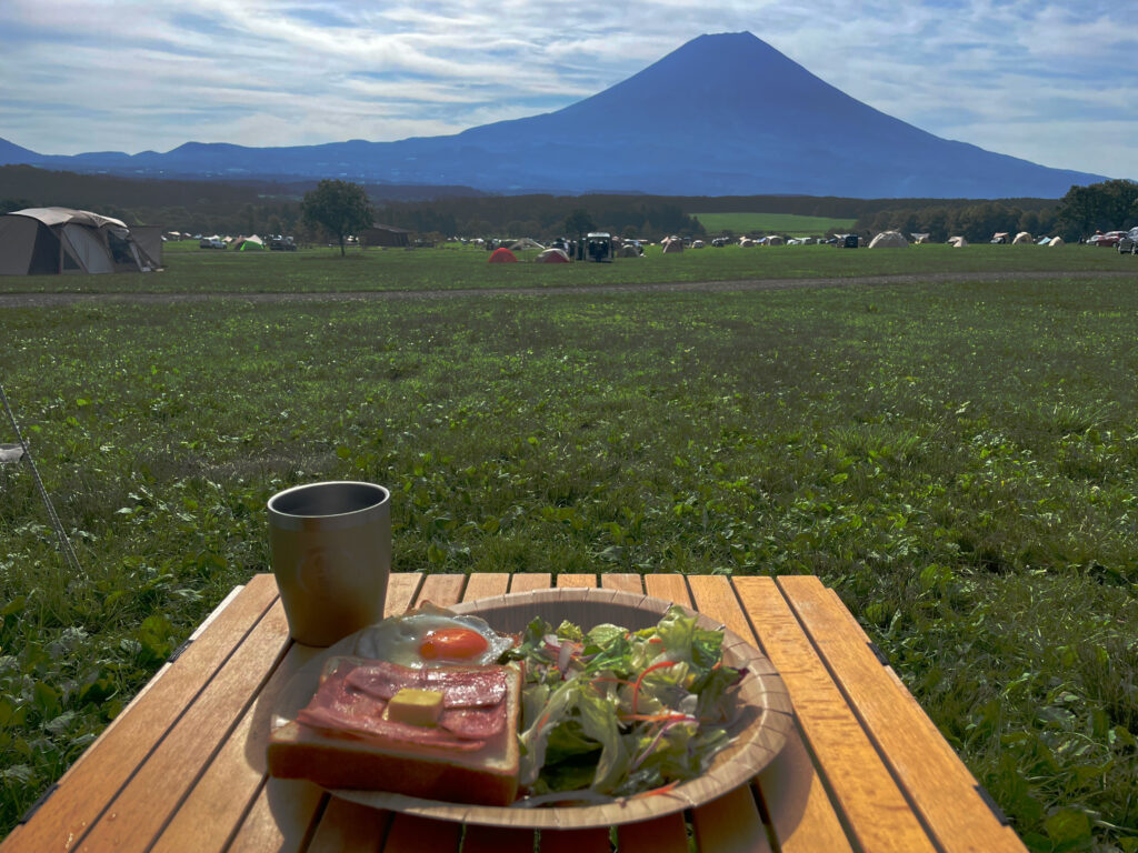 富士山の前で朝食